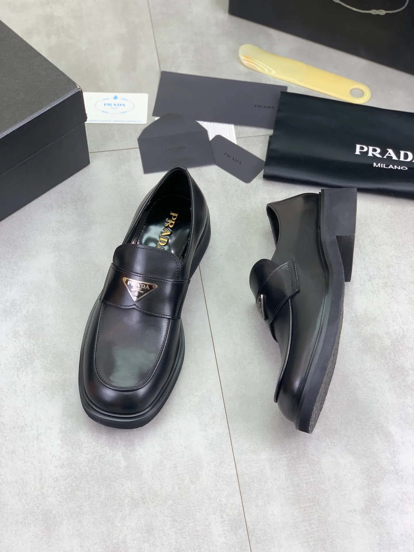 Factory price P840 💰Original quality, top version🔱 ＰＲＡＤＡPrada. Men's business casual leather shoes, top quality cow leather. 1:1 shipment ⬆️Luxurious and noble, all made of imported original first-layer fine suede cowhide, just to create a more comfortable wearing experience. Upper: original comfortable open-edge bead-rubbed calfskin ➕Top imported water-dyed full cow lining, original high-end lightweight and comfortable TPU combination bottom ✔️Code number: 39-44 (38 45 Can be customized)